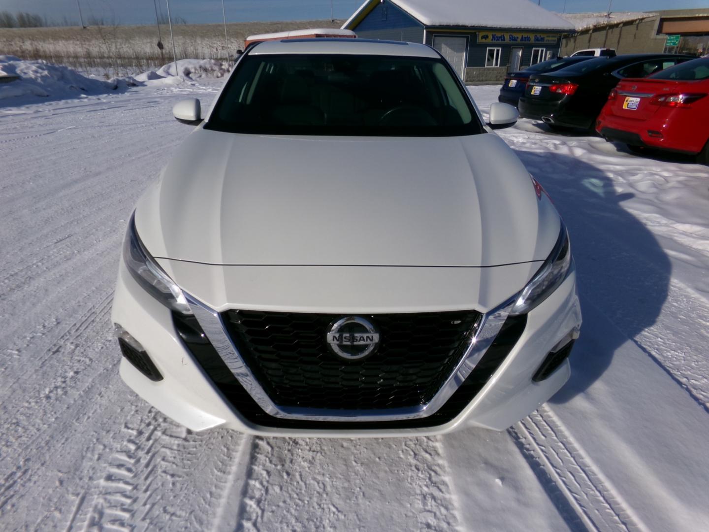 2022 White /Black Nissan Altima 2.5 SV AWD (1N4BL4DW4NN) with an 2.5L L4 DOHC 16V engine, CVT transmission, located at 2630 Philips Field Rd., Fairbanks, AK, 99709, (907) 458-0593, 64.848068, -147.780609 - Photo#1